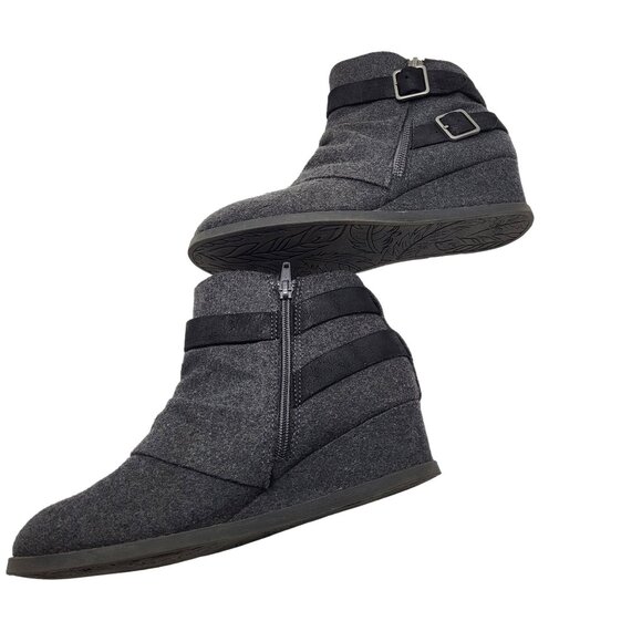 SO Garlic Grey Hidden Wedge Ankle Booties Boots Ruched Buckle Side Zip Womens 9M - Picture 8 of 10